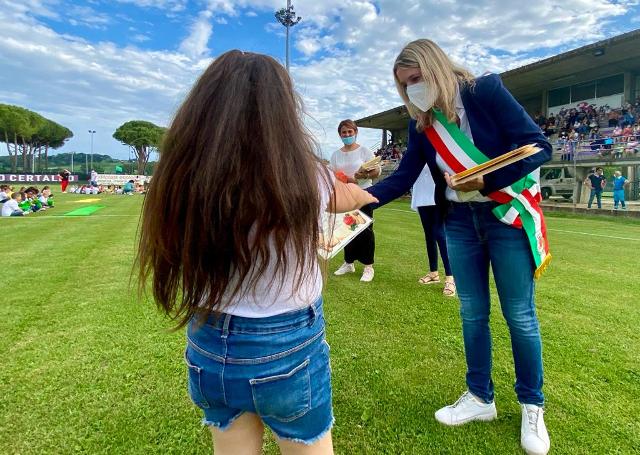 Saluto di fine anno, festa al campo sportivo e in piazza della Libertà: studenti protagonisti a Certaldo