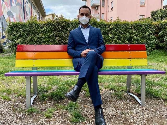 Giornata contro l'omofobia, inaugurata la panchina 'arcobaleno' in viale Matteotti